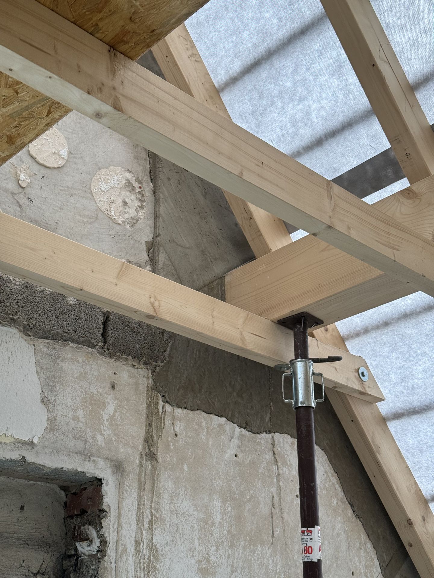 Betonrähm nachträglich unter Dachstuhl hergestellt